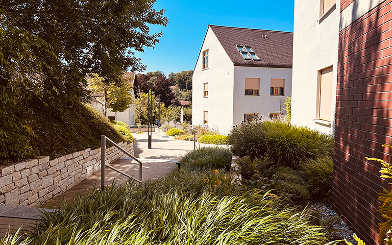 Andechs, Oberbayern: Immobilienangebot 3,5-Zimmer-Wohnung Dachgeschoss. Verkauf: Quartiere Ulrike Küpper