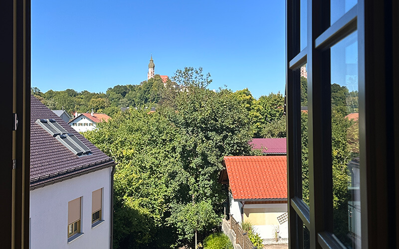 Andechs, Oberbayern: Immobilienangebot 3,5-Zimmer-Wohnung Dachgeschoss. Verkauf: Quartiere Ulrike Küpper