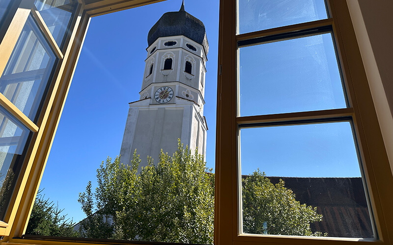 Andechs, Oberbayern: Immobilienangebot 3,5-Zimmer-Wohnung Dachgeschoss. Verkauf: Quartiere Ulrike Küpper