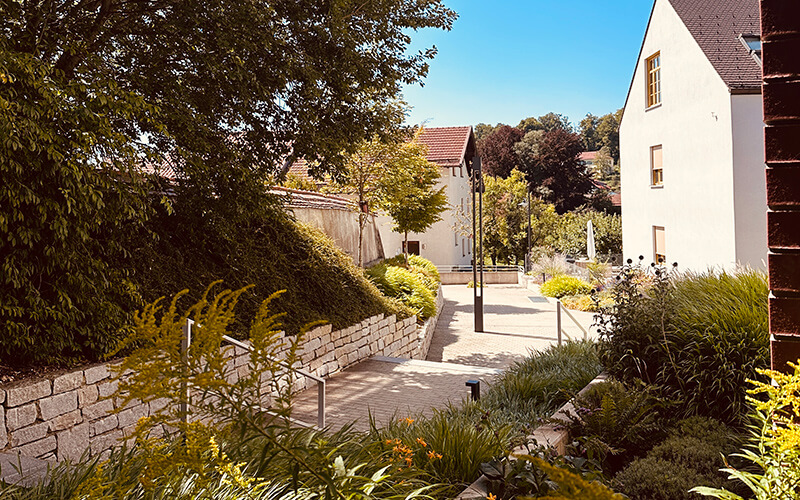 Andechs, Oberbayern: Immobilienangebot 3,5-Zimmer-Wohnung Dachgeschoss. Verkauf: Quartiere Ulrike Küpper. Aussenansicht.