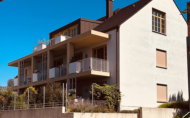 Andechs, Oberbayern: Immobilienangebot 3,5-Zimmer-Wohnung Dachgeschoss. Verkauf: Quartiere Ulrike Küpper. Aussenansicht.