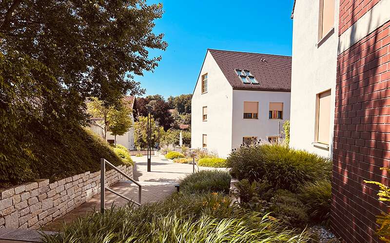 Andechs, Oberbayern: Immobilienangebot 3,5-Zimmer-Wohnung Dachgeschoss. Verkauf: Quartiere Ulrike Küpper. Aussenansicht.