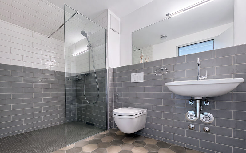 Andechs, Oberbayern: Immobilienangebot 3,5-Zimmer-Wohnung Dachgeschoss. Verkauf: Quartiere Ulrike Küpper. Bad mit Dusche.