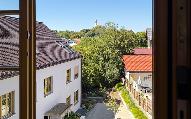 Andechs, Oberbayern: Immobilienangebot 3,5-Zimmer-Wohnung Dachgeschoss. Verkauf: Quartiere Ulrike Küpper. Blick aufs Kloster.
