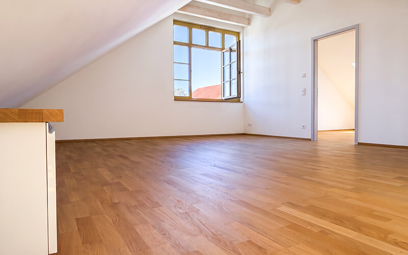 Andechs, Oberbayern: Immobilienangebot 3,5-Zimmer-Wohnung Dachgeschoss. Verkauf: Quartiere Ulrike Küpper. Essbereich.