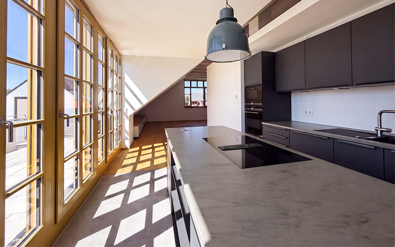 Andechs, Oberbayern: Immobilienangebot 3,5-Zimmer-Wohnung Dachgeschoss. Verkauf: Quartiere Ulrike Küpper. Offene Küche mit Blick auf den Essbereich.