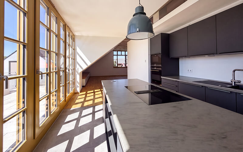 Andechs, Oberbayern: Immobilienangebot 3,5-Zimmer-Wohnung Dachgeschoss. Verkauf: Quartiere Ulrike Küpper. Offene Küche mit Blick auf den Essbereich.