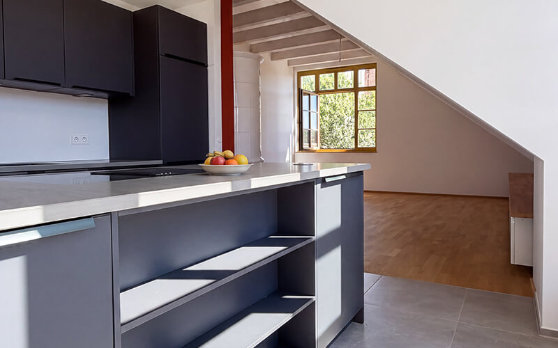 Andechs, Oberbayern: Immobilienangebot 3,5-Zimmer-Wohnung Dachgeschoss. Verkauf: Quartiere Ulrike Küpper. Offene Küche mit Blick in den Wohnbereich.