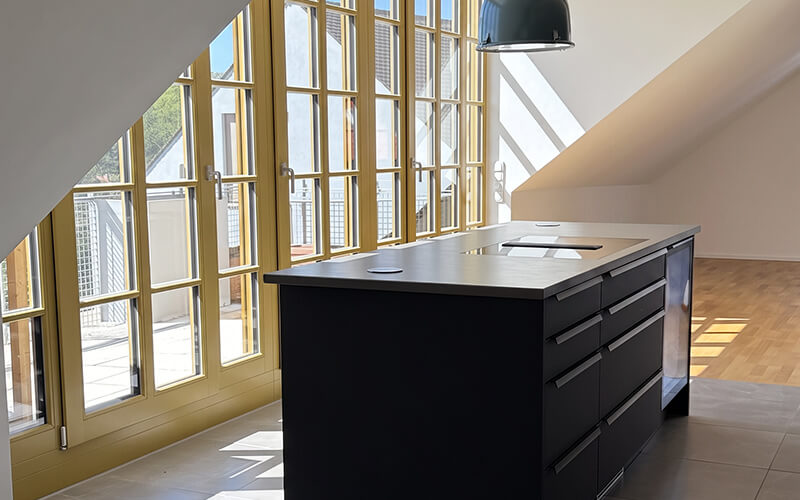 Andechs, Oberbayern: Immobilienangebot 3,5-Zimmer-Wohnung Dachgeschoss. Verkauf: Quartiere Ulrike Küpper. Offene Küche mit Küchenblock.