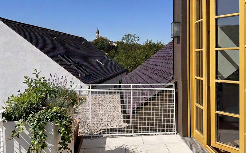 Andechs, Oberbayern: Immobilienangebot 3,5-Zimmer-Wohnung Dachgeschoss. Verkauf: Quartiere Ulrike Küpper. Terrasse Nordblick.