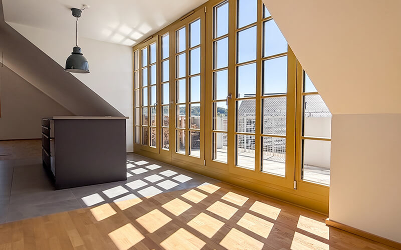 Andechs, Oberbayern: Immobilienangebot 3,5-Zimmer-Wohnung Dachgeschoss. Verkauf: Quartiere Ulrike Küpper. Blick auf die Terrasse.