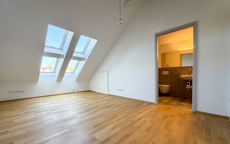 Andechs, Oberbayern: Immobilienangebot 3,5-Zimmer-Wohnung Dachgeschoss. Verkauf: Quartiere Ulrike Küpper. Wohnen mit Blick ins Bad.