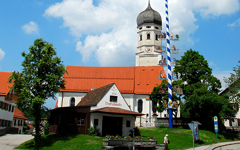 Grundstück am Hang für Einfamilienhaus (EFH) in Andechs  – Dorfkirche Andechs