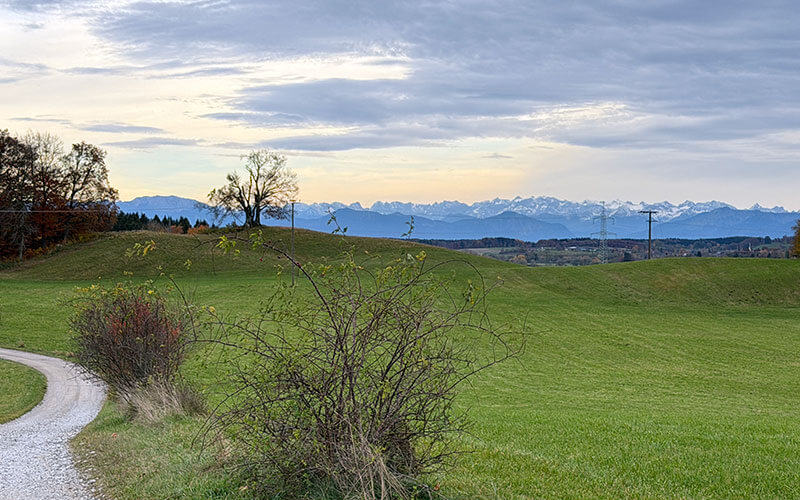 Grundstück am Hang für Einfamilienhaus (EFH) in Andechs: Aussicht auf die Alpen