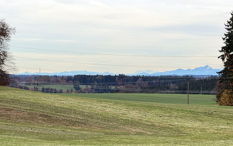 Grundstück am Hang für Einfamilienhaus (EFH) in Andechs: Aussicht auf die Alpen