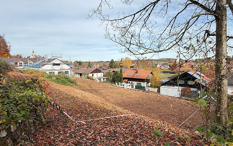 Grundstück am Hang für Einfamilienhaus (EFH) in Andechs. Verkauf durch Quartiere Ulrike Küpper.