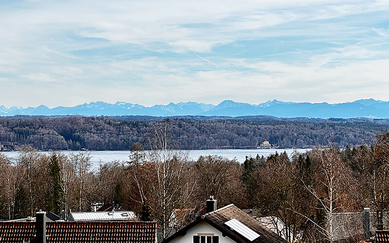 Immobilienangebot "See- und Bergblick in Pöcking" – Ein Holzhaus (DHH) im Fünfseenland zu kaufen: Aussicht auf Berge und See