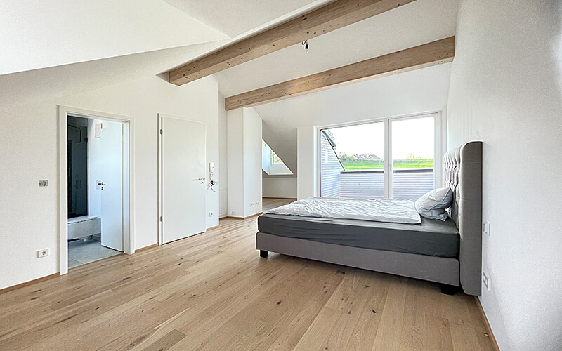 Immobilienangebot "See- und Bergblick in Pöcking" - Holzhaus (DHH) im Fünfseenland zu kaufen: Schlafzimmer im Dachgeschoss