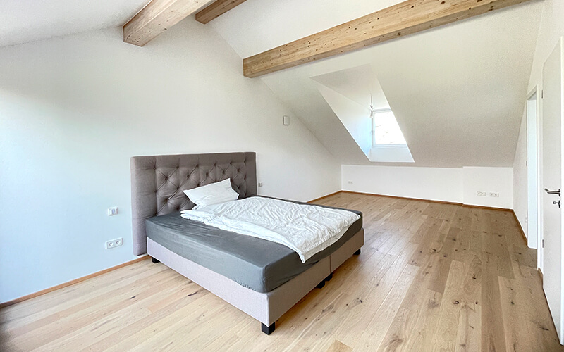 Immobilienangebot "See- und Bergblick in Pöcking" - Holzhaus (DHH) im Fünfseenland zu kaufen: Schlafzimmer im Dachgeschoss