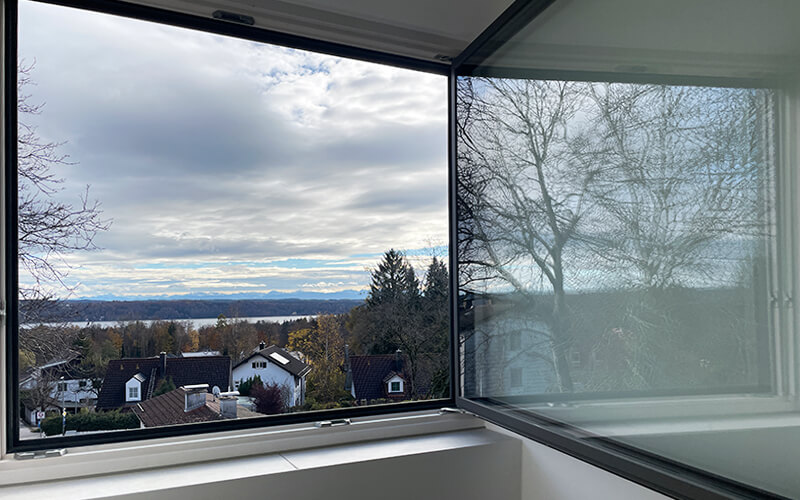 Immobilienangebot "See- und Bergblick in Pöcking" - Holzhaus (DHH) im Fünfseenland zu kaufen: Ausblick aus Fenster