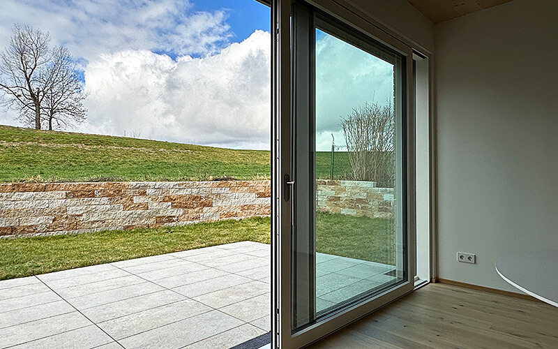 Immobilienangebot "See- und Bergblick in Pöcking" – Ein Holzhaus (DHH) im Fünfseenland zu kaufen: Terrasse mit Ausblick auf grüne Felder