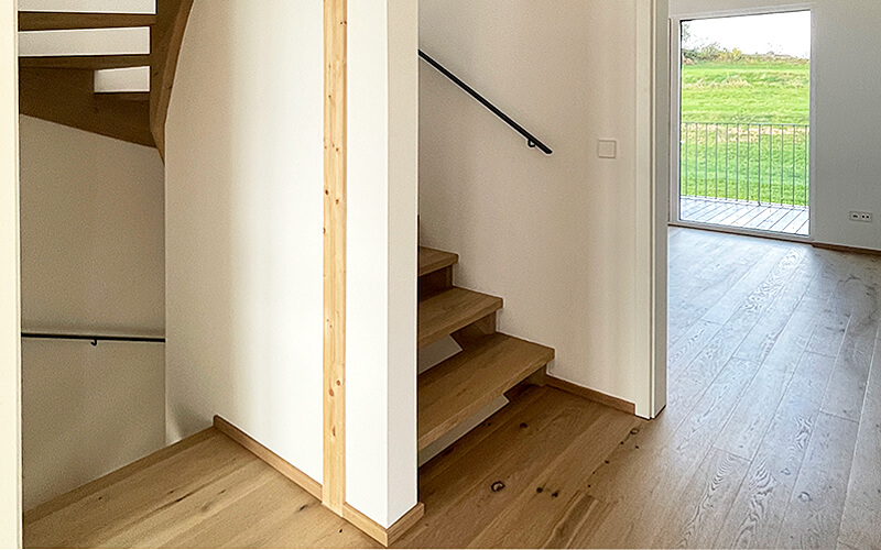 Immobilienangebot "See- und Bergblick in Pöcking" - Holzhaus (DHH) im Fünfseenland zu kaufen: Elegante Treppe