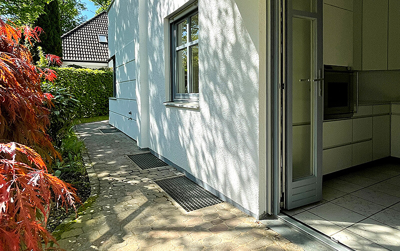 Verkauf Immobilie Wohnung München Nymphenburger Schlosspark: Garten Ostseite mit Terrassentür zur Küche. @Ulrike Küpper
