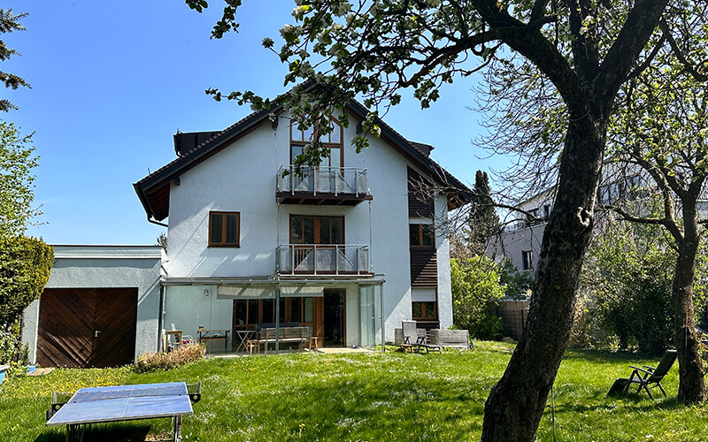 München: 2-Generationen- bzw. 2-Familien-Haus: Außenansicht Haus. Verkauf durch Quartiere Ulrike Küpper.